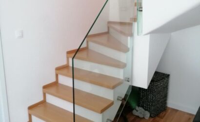 Stopnie z podstopniami na beton oraz szklanymi balustradami