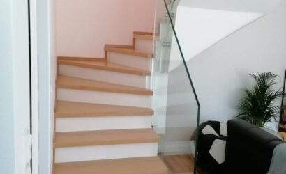 Stopnie z podstopniami na beton oraz szklanymi balustradami