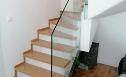 Stopnie z podstopniami na beton oraz szklanymi balustradami