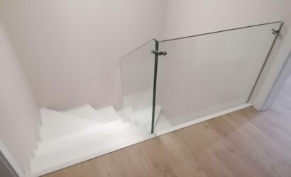 Stopnie z podstopniami na beton oraz szklanymi balustradami