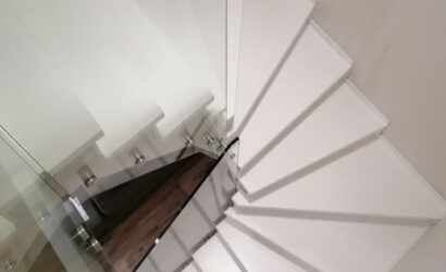 Stopnie z podstopniami na beton oraz szklanymi balustradami