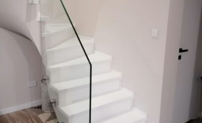 Stopnie z podstopniami na beton oraz szklanymi balustradami