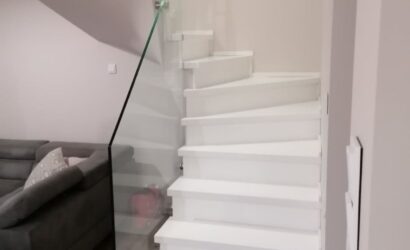 Stopnie z podstopniami na beton oraz szklanymi balustradami