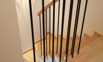 Stopnie z podstopniami na beton oraz metalowymi balustradami