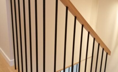 Stopnie z podstopniami na beton oraz metalowymi balustradami