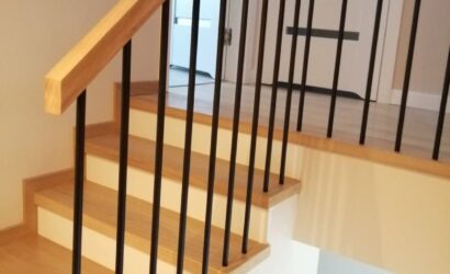 Stopnie z podstopniami na beton oraz metalowymi balustradami