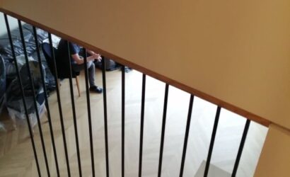 Stopnie z podstopniami na beton oraz metalowymi balustradami