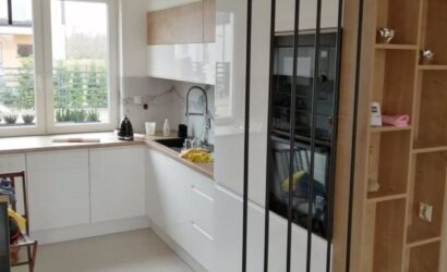 Stopnie z podstopniami na beton oraz metalowymi balustradami