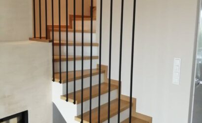 Stopnie z podstopniami na beton oraz metalowymi balustradami