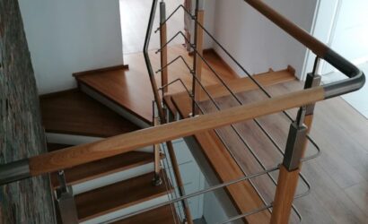 Stopnie z podstopniami na beton oraz metalowymi balustradami