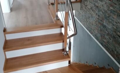 Stopnie z podstopniami na beton oraz metalowymi balustradami