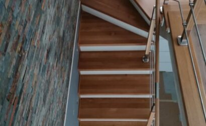 Stopnie z podstopniami na beton oraz metalowymi balustradami