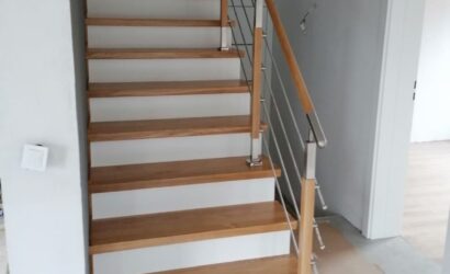 Stopnie z podstopniami na beton oraz metalowymi balustradami