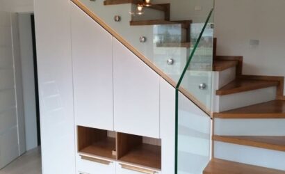 Schody na beton ze szklanymi balustradami