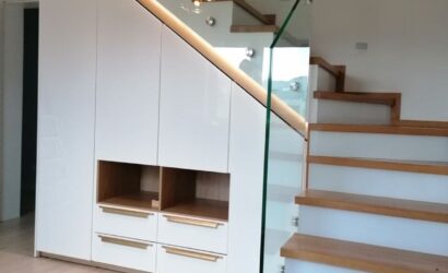 Schody na beton ze szklanymi balustradami