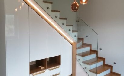 Schody na beton ze szklanymi balustradami