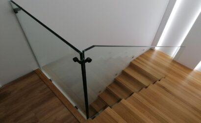 Stopnie z podstopniami na beton oraz szklanymi balustradami