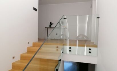 Stopnie z podstopniami na beton oraz szklanymi balustradami