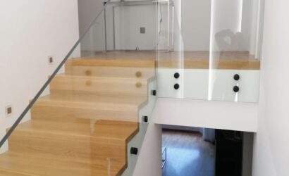 Stopnie z podstopniami na beton oraz szklanymi balustradami