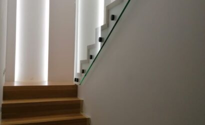 Stopnie z podstopniami na beton oraz szklanymi balustradami