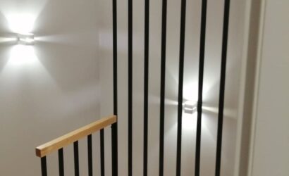 Stopnie z podstopniami na beton oraz metalowymi balustradami