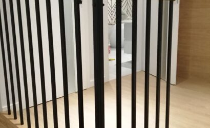 Stopnie z podstopniami na beton oraz metalowymi balustradami