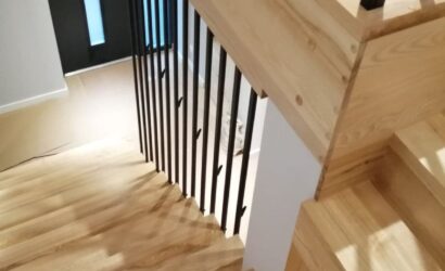 Stopnie z podstopniami na beton oraz metalowymi balustradami