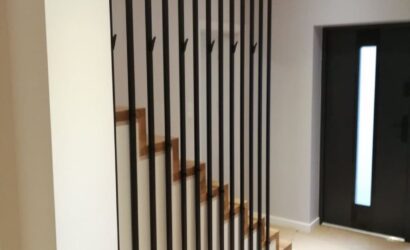 Stopnie z podstopniami na beton oraz metalowymi balustradami