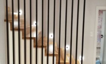 Stopnie z podstopniami na beton oraz metalowymi balustradami