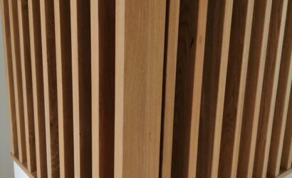 Stopnie z podstopniami na beton oraz drewnianymi balustradami