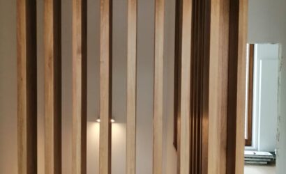 Stopnie z podstopniami na beton oraz drewnianymi balustradami