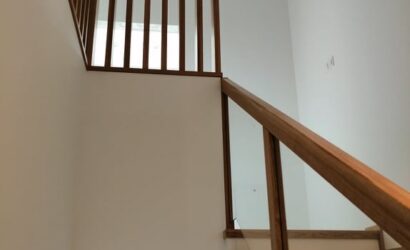 Stopnie z podstopniami na beton oraz metalowymi balustradami