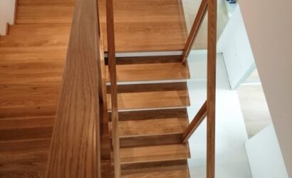 Stopnie z podstopniami na beton oraz drewnianymi balustradami