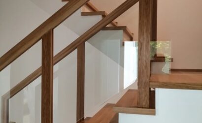 Stopnie z podstopniami na beton oraz szklanymi balustradami