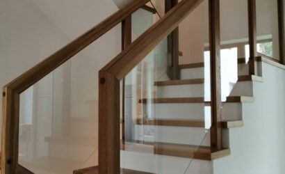 Schody na beton ze szklanymi balustradami