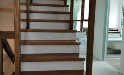 Stopnie z podstopniami na beton oraz szklanymi balustradami