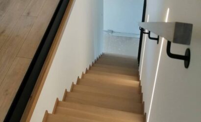 Stopnie z podstopniami na beton oraz drewnianymi balustradami