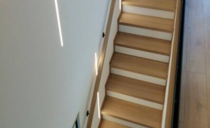 Stopnie z podstopniami na beton oraz drewnianymi balustradami