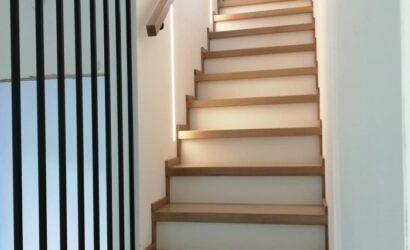 Stopnie z podstopniami na beton oraz drewnianymi balustradami