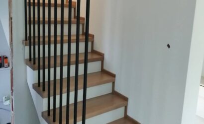 Stopnie z podstopniami na beton oraz metalowymi balustradami