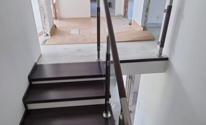 Stopnie z podstopniami na beton oraz szklanymi balustradami