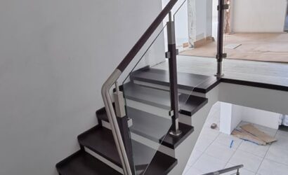 Stopnie z podstopniami na beton oraz szklanymi balustradami