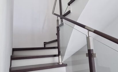 Stopnie z podstopniami na beton oraz szklanymi balustradami