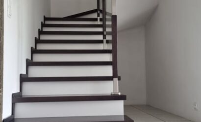 Stopnie z podstopniami na beton oraz szklanymi balustradami