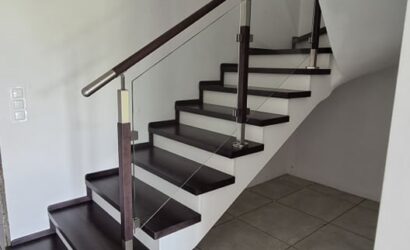 Stopnie z podstopniami na beton oraz szklanymi balustradami