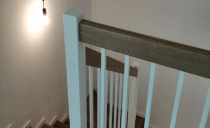 Stopnie z podstopniami na beton oraz drewnianymi balustradami