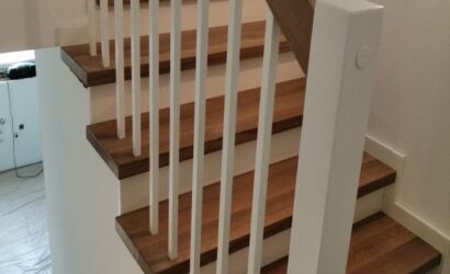 Stopnie z podstopniami na beton oraz metalowymi balustradami