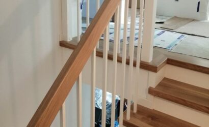 Stopnie z podstopniami na beton oraz metalowymi balustradami