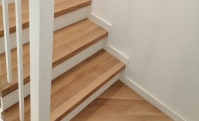 Schody na beton z drewnianymi balustradami