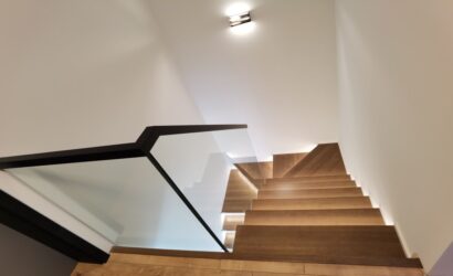 Stopnie z podstopniami na beton oraz szklanymi balustradami